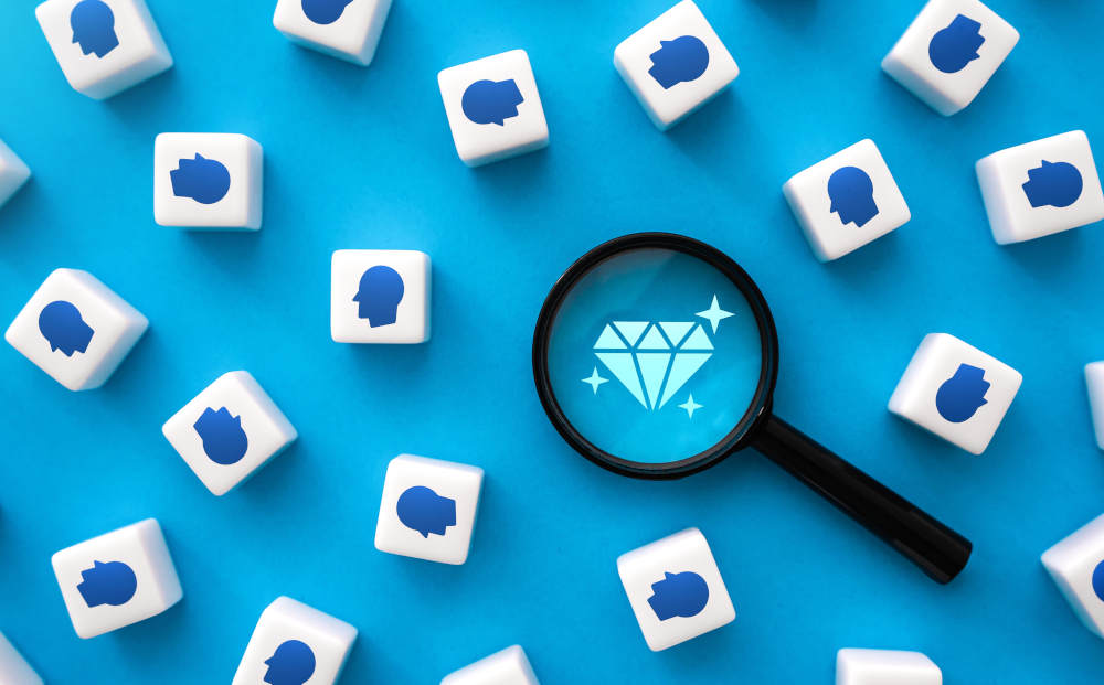 Talent scouting: foto di lente di ingrandimento e tessere con teste