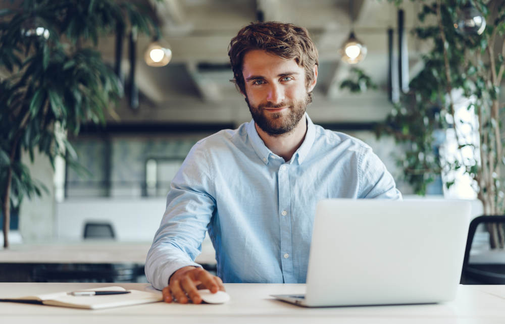 Contratto indeterminato: foto di uomo in ufficio