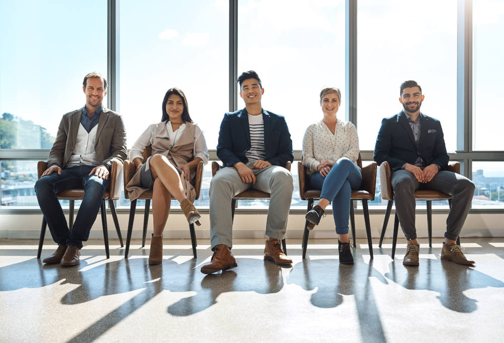 Immagine di gruppo di persone a un colloquio